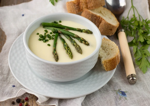 Spargelcremesuppe mit Sauerrahm