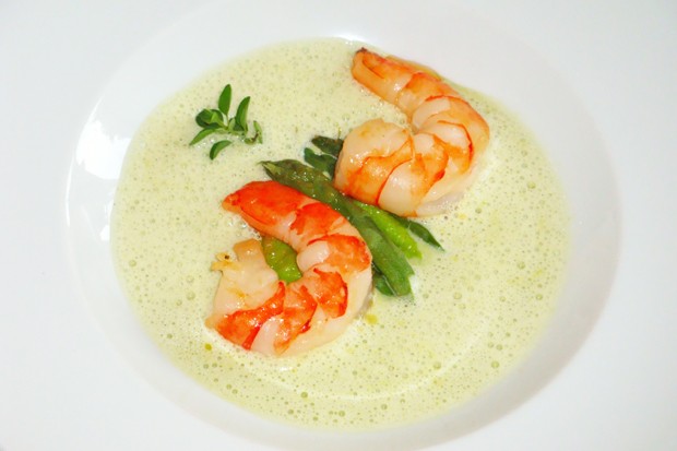 Spargelcremesuppe mit Garnelen