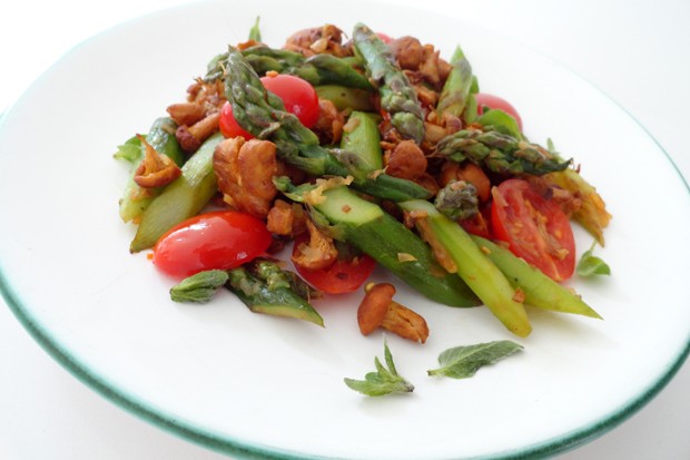 Spargelsalat mit Tomaten