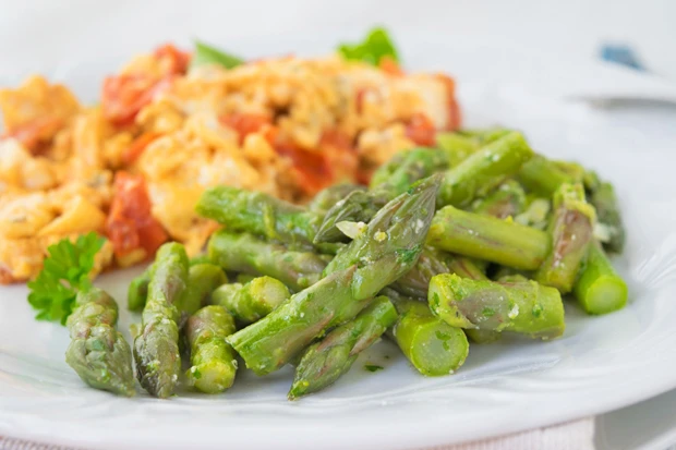 Spargelsalat mit gr&uuml;nem Spargel