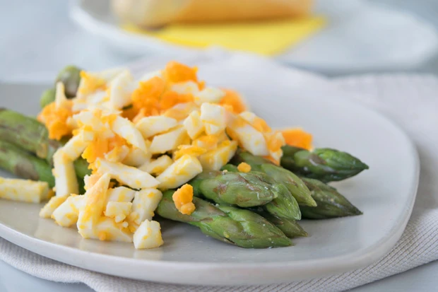 Spargelsalat mit Ei
