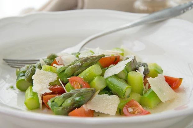 Spargelsalat mit Parmesan