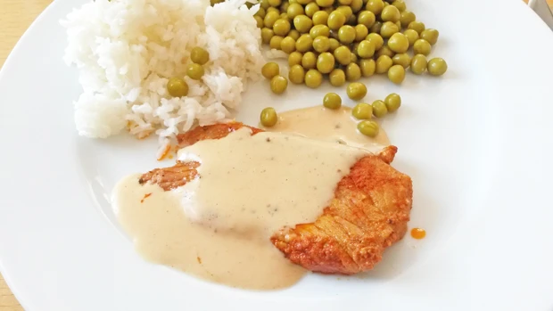 Naturschnitzel mit Pfefferrahmsauce Reis und Erbsen