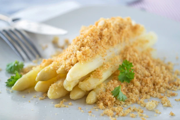 Spargel mit Brösel