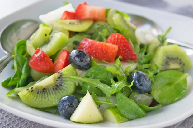 Sommersalat mit Fr&uuml;chten
