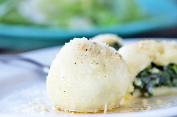 Kartoffelkn&ouml;del mit Spinat gef&uuml;llt