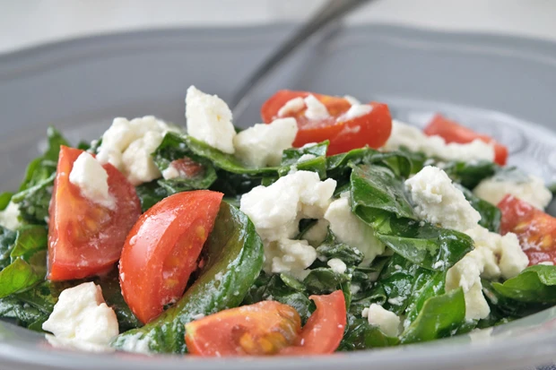 Spinatsalat mit Schafskäse