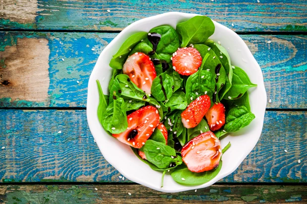 Spinatsalat mit Erdbeeren