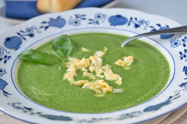 Spinatsuppe mit Ei