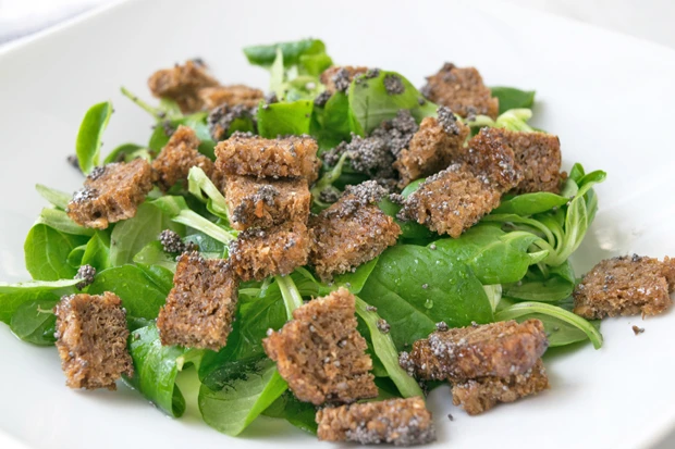 Vogerlsalat mit Mohnw&uuml;rfel