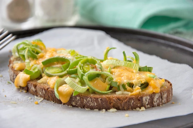 &Uuml;berbackenes Lauchbrot