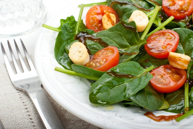Tomaten-Spinat-Salat