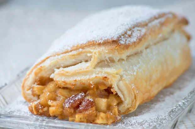 Strudel mit Bl&auml;tterteig