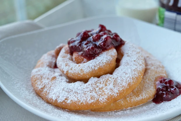 Strauben mit Preiselbeeren
