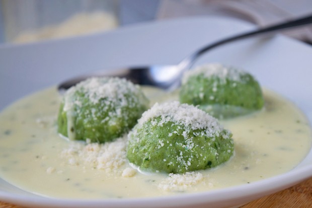 Spinatknödel mit Käsesauce