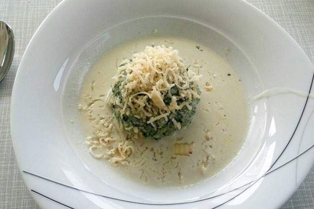 Spinatknödel mit Käsesauce