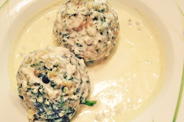 Spinatknödel mit Gorgonzolasauce