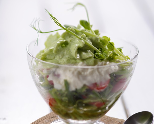 Erbsen-Tomaten-Cocktail mit Parmesanobers