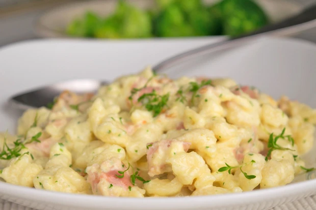 Sp&auml;tzlepfanne mit Schinken