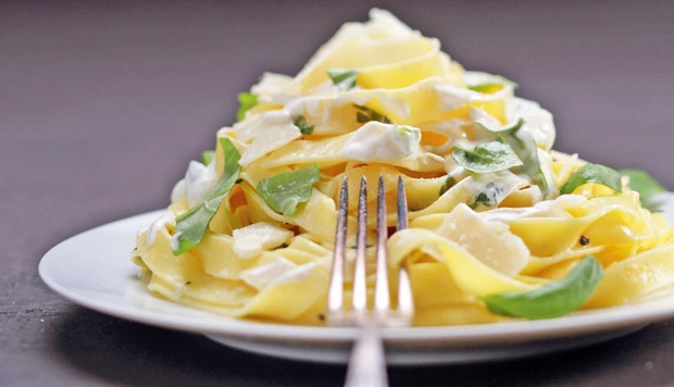 Tagliatelle mit Zitronen-Basilikum-Obers
