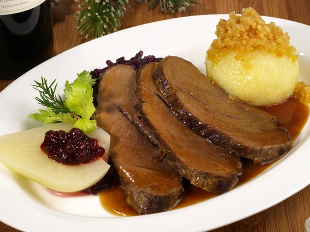 Wildschweinbraten mit Rotkraut und Kartoffelknödeln