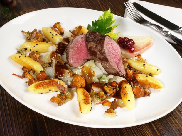 Rehrücken mit Schupfnudeln und Eierschwammerln