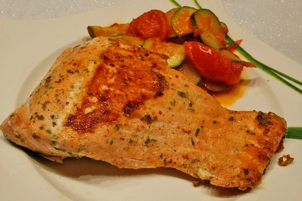 Gedämpftes Lachsfilet mit Chili und Koriander