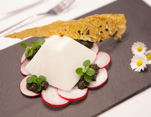 Geeistes Schafsmilchjoghurt auf Radieschencarpaccio