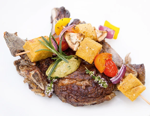 Rib Eye Steak mit Gem&uuml;sepolentaspie&szlig;