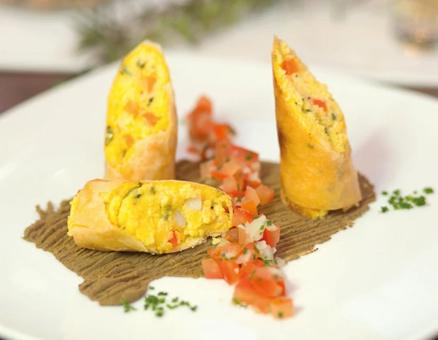 Knusprige Polentar&ouml;llchen auf K&auml;ferbohnen-Hummus