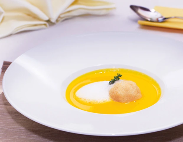 Karotten-Apfel-Balsam-Suppe mit Polenta-Topfenkn&ouml;del