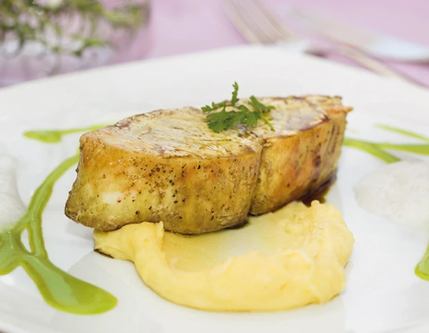 K&uuml;rbiskern&ouml;l-Butterfisch auf Krenp&uuml;ree