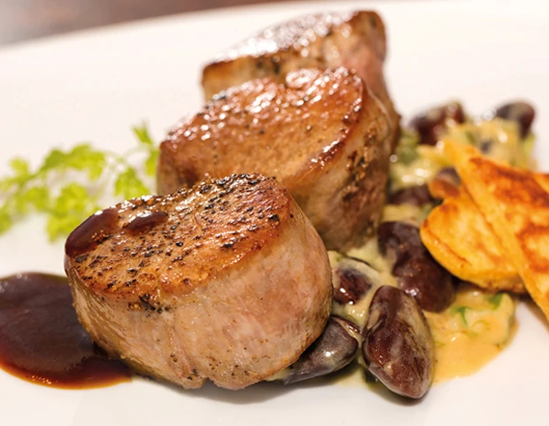 Schweinefilet auf Rahmk&auml;ferbohnen mit Polenta-Blinis
