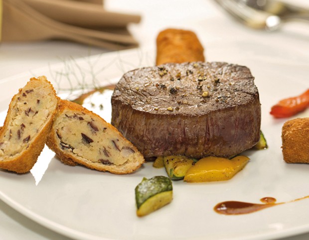 Straußensteak auf Grillgemüse mit Käferbohnen-Kroketten