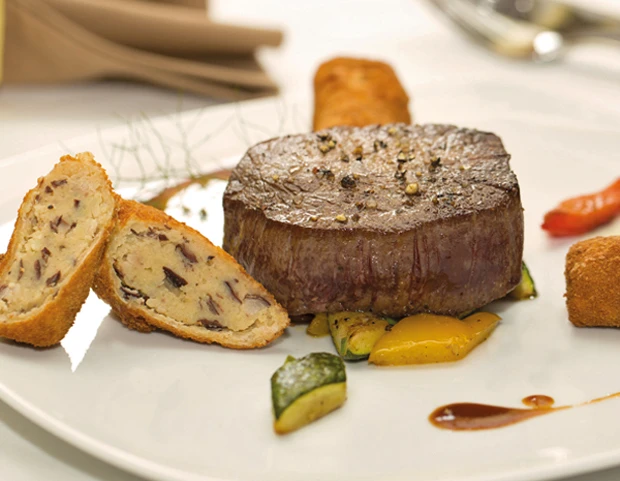 Straußensteak auf Grillgemüse mit Käferbohnen-Kroketten