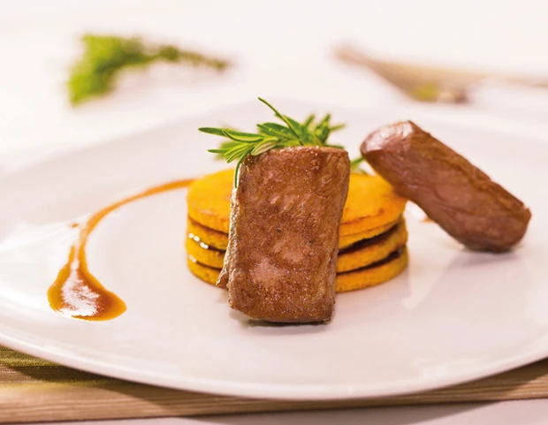 Rehr&uuml;cken auf Polenta-Birnen-Millefeuille