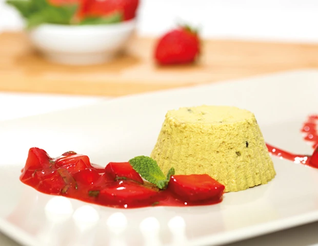 K&uuml;rbiskern&ouml;l-Parfait mit Erdbeerragout
