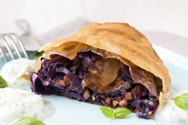 Rotkrautstrudel auf Schnittlauchrahm