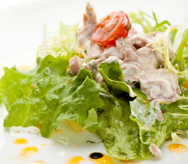 Thunfisch auf Blattsalat