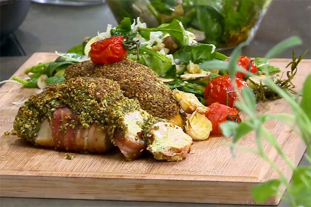 K&uuml;rbiskern-Hendl & Spinatsalat