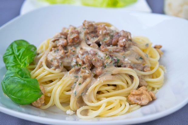 Spaghetti mit Petersil-Walnuss-Pesto