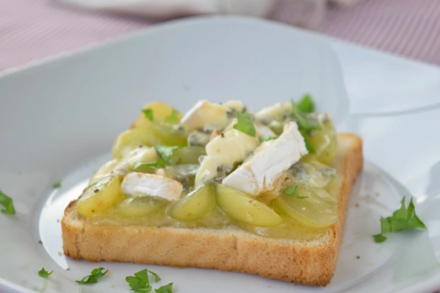 Trauben-Käse-Toast