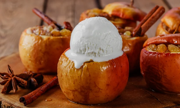 Bratäpfel mit Zimteis