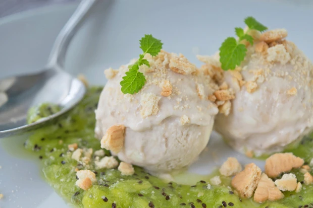 Bananenkn&ouml;del mit Kiwisauce