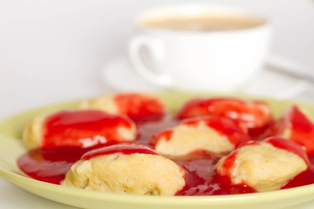 Topfennockerl mit Erdbeersauce