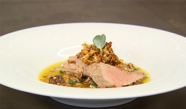 Mariniertes Schweinefilet mit Speck-Rosmarin-Vinaigrette