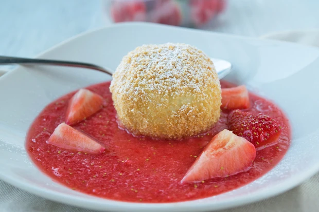 Topfenkn&ouml;del mit Erdbeersauce