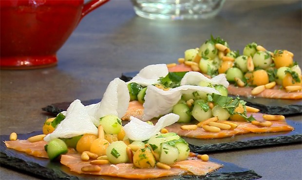 Räucherlachs-Carpaccio mit Salsa