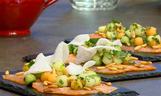 Räucherlachs-Carpaccio mit Salsa
