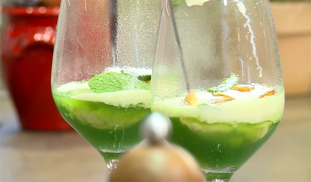 Apfelsuppe mit Zimt-Topfennockerl